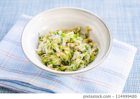 Boiled Robinia pseudoacacia 114999480