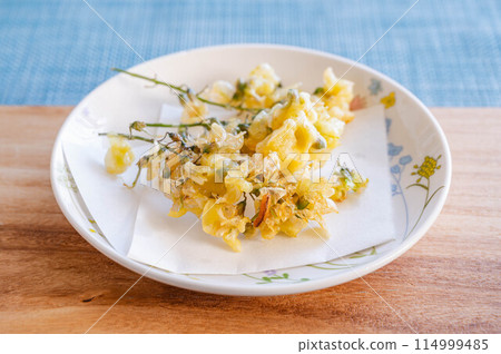 Tempura of fake acacia 114999485