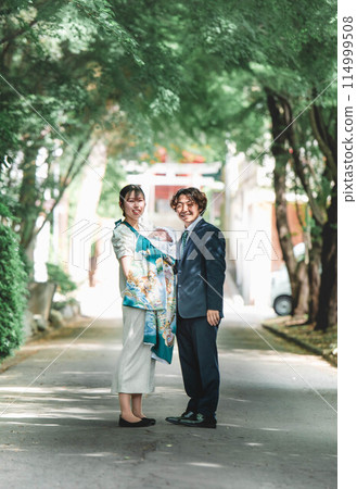一家人在綠意盎然的環境中參拜神社 114999508