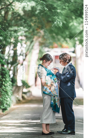 一家人在綠意盎然的環境中參拜神社 一家人在綠意盎然的環境中參拜神社 114999524