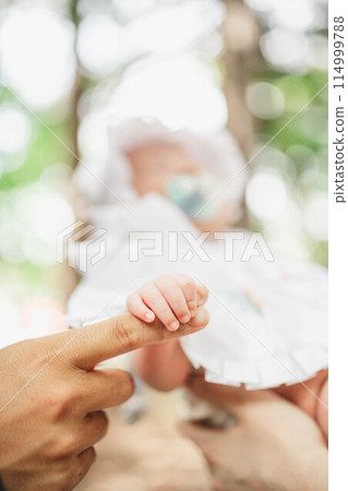 孩子牽著父母的手指 114999788