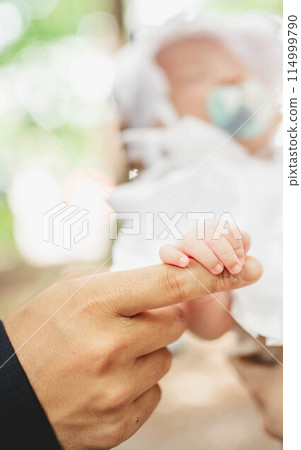 孩子牽著父母的手指 114999790