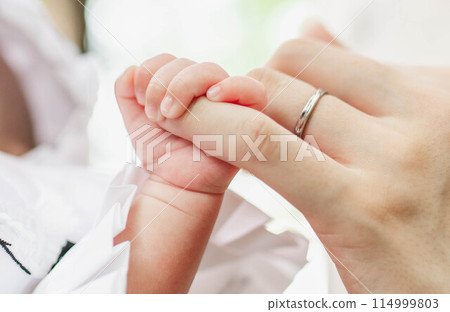 孩子牽著父母的手指 孩子牽著父母的手指 114999803