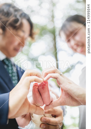 父母摸0歲兒子的腳 114999844