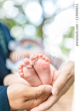 Parents touching their newborn son's feet 114999851