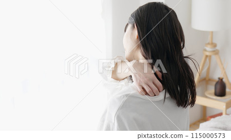 Women with dry skin Women with dry skin 115000573