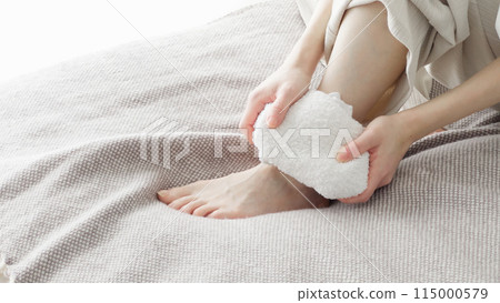 一名婦女冷卻扭傷的腿 一名婦女冷卻扭傷的腿 115000579