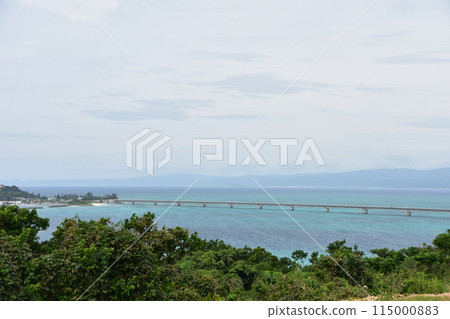 從雲天森圓地展望台看到的沖繩海和古宇利大橋 115000883