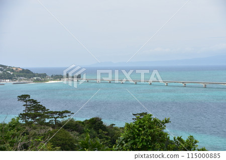從雲天森圓地展望台看到的沖繩海和古宇利大橋 115000885