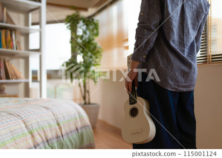 一個女人與夏威夷四弦琴 115001124