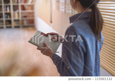 有便箋簿的一名婦女 115001132