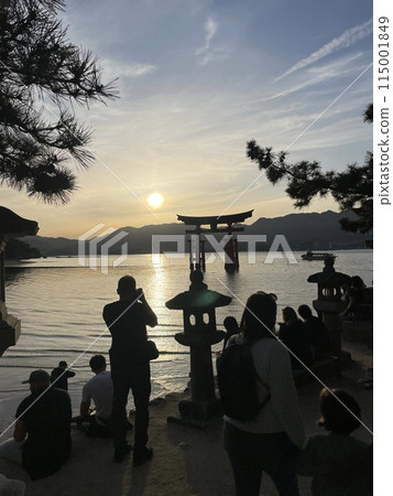 大海和大鳥居的日落 大海和大鳥居的日落 115001849