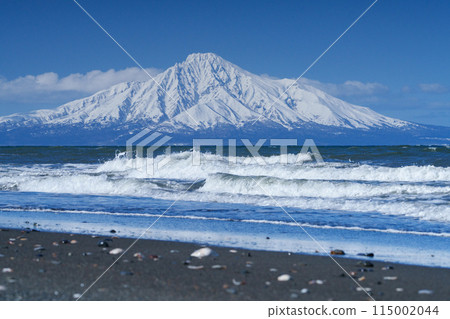 隔海相望的利尻富士，白雪皚皚，冬日美景盡收眼底 115002044