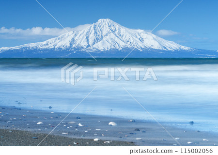 隔海相望的利尻富士，白雪皚皚，冬日美景盡收眼底 115002056