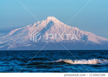 Snow-capped Rishiri Fuji seen across the sea: a spectacular winter view Snow-capped Rishiri Fuji seen across the sea: a spectacular winter view 115002380