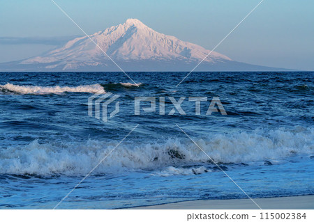 隔海相望的利尻富士，白雪皚皚，冬日美景盡收眼底 115002384