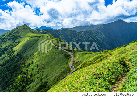 從高知縣阿川郡東黑森伊野町山間小徑看到的夏季UFO 12號線 從高知縣阿川郡東黑森伊野町山間小徑看到的夏季UFO 12號線 115002659
