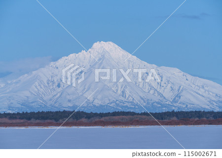 Sarobetsu Plain Snowfield Rishiri Fuji from Panke Swamp A spectacular view of Hokkaido in winter 115002671