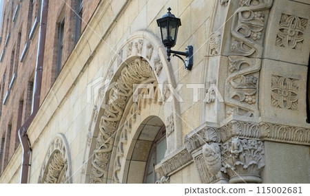 帶有浮雕和室外燈光的建築物 115002681