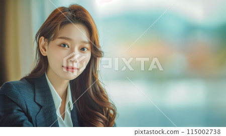 Smiling businesswoman in an urban setting 115002738