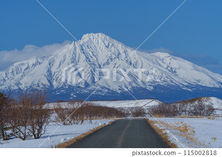 Snow-capped Rishiri Fuji seen from Wakkanai - Winter tourism in Hokkaido 115002818