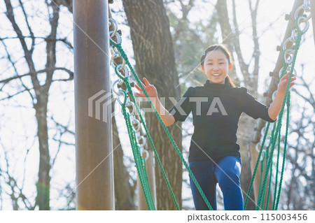 享受田徑運動的小學生 115003456