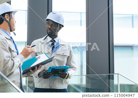 一群跨國工程師在大樓內交談 115004947
