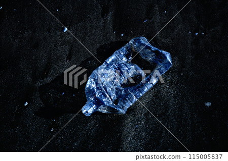 海洋塑膠垃圾瓶被沖上海灘 115005837