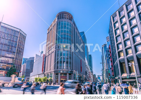 日本東京城市景觀五月。三越前站前。日本橋三越和日本橋北詰十字路口=17號 日本東京城市景觀五月。三越前站前。日本橋三越和日本橋北詰十字路口=17號 115007336