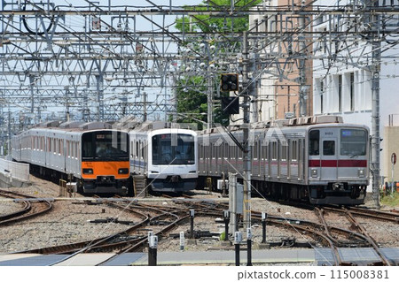 Lineup of direct trains on the Fukutoshin Line: Tobu 50070 series, Tokyu 5050 series 4000 series, 9000 series 115008381