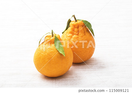 Dekopon with leaves, fresh Shiranui, fully ripe Dekopon, citrus fruit, skin-beautifying effect Dekopon with leaves, fresh Shiranui, fully ripe Dekopon, citrus fruit, skin-beautifying effect 115009121