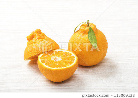 帶葉的 Dekopon、新鮮的不知火、成熟的 Dekopon、柑橘類水果、美膚效果 115009128