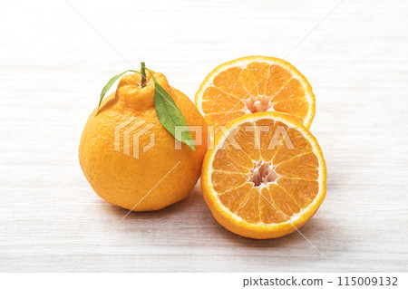 Dekopon with leaves, fresh Shiranui, fully ripe Dekopon, citrus fruit, skin-beautifying effect 115009132