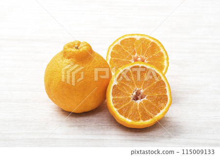 成熟的Dekopon,新鮮的不知火,新鮮採摘的Dekopon,柑橘類水果,美膚效果 成熟的Dekopon,新鮮的不知火,新鮮採摘的Dekopon,柑橘類水果,美膚效果 115009133