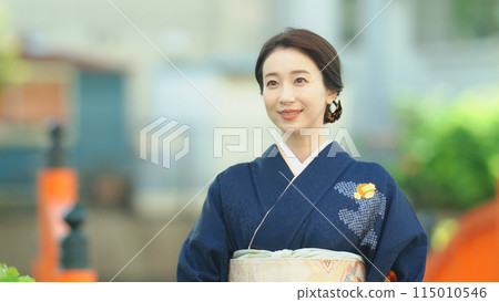 身穿和服的30多歲女性 115010546
