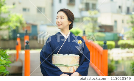 A woman in her 30s wearing a kimono 115010549