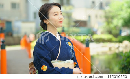 A woman in her 30s wearing a kimono 115010550