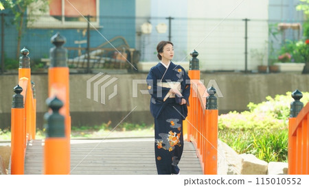 身穿和服的30多歲女性 115010552