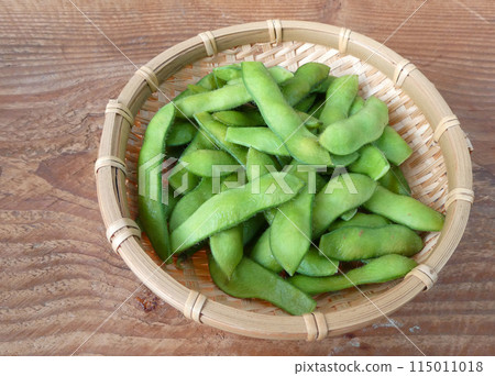 A photo of boiled edamame in salt, enjoying a Japanese summer evening 115011018