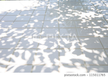 陰影背景，白色瓷磚桌 115011765