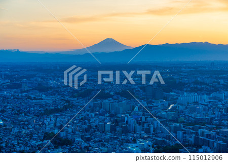 (Kanagawa Prefecture) Cityscape of Yokohama City, Distant view of Mt. Fuji, Evening view (Kanagawa Prefecture) Cityscape of Yokohama City, Distant view of Mt. Fuji, Evening view 115012906