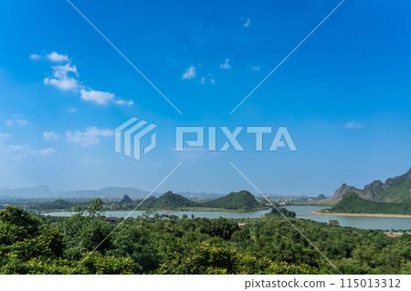 從白亭塔山上俯瞰，白亭塔是東方遺址面積最大的世界遺產，位於越南河內寧平 115013312