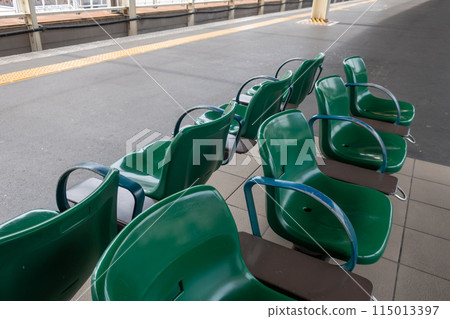 車站月台上五顏六色的綠色椅子長凳 115013397