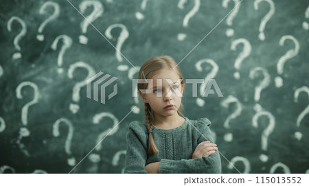 思考的女孩和黑板上的問號 115013552