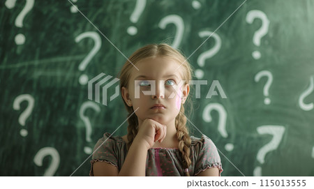 思考的女孩和黑板上的問號 思考的女孩和黑板上的問號 115013555