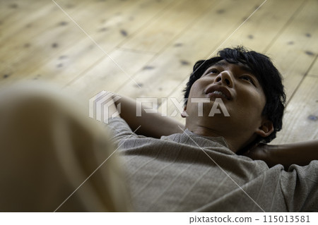 男人躺在地板上 115013581