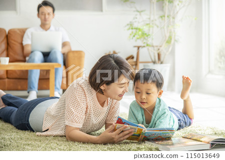 Reading with parents and children Living room 115013649