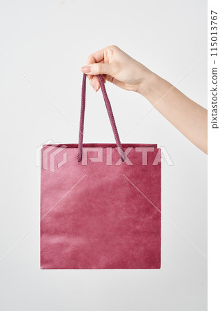 拿著紙袋的女人的手 115013767