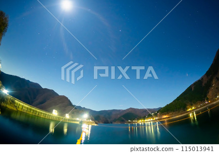 Starry sky and moonlight over Lake Okutama 115013941