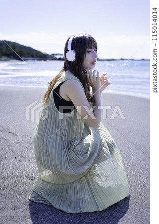 女人在海上聽音樂 115014014